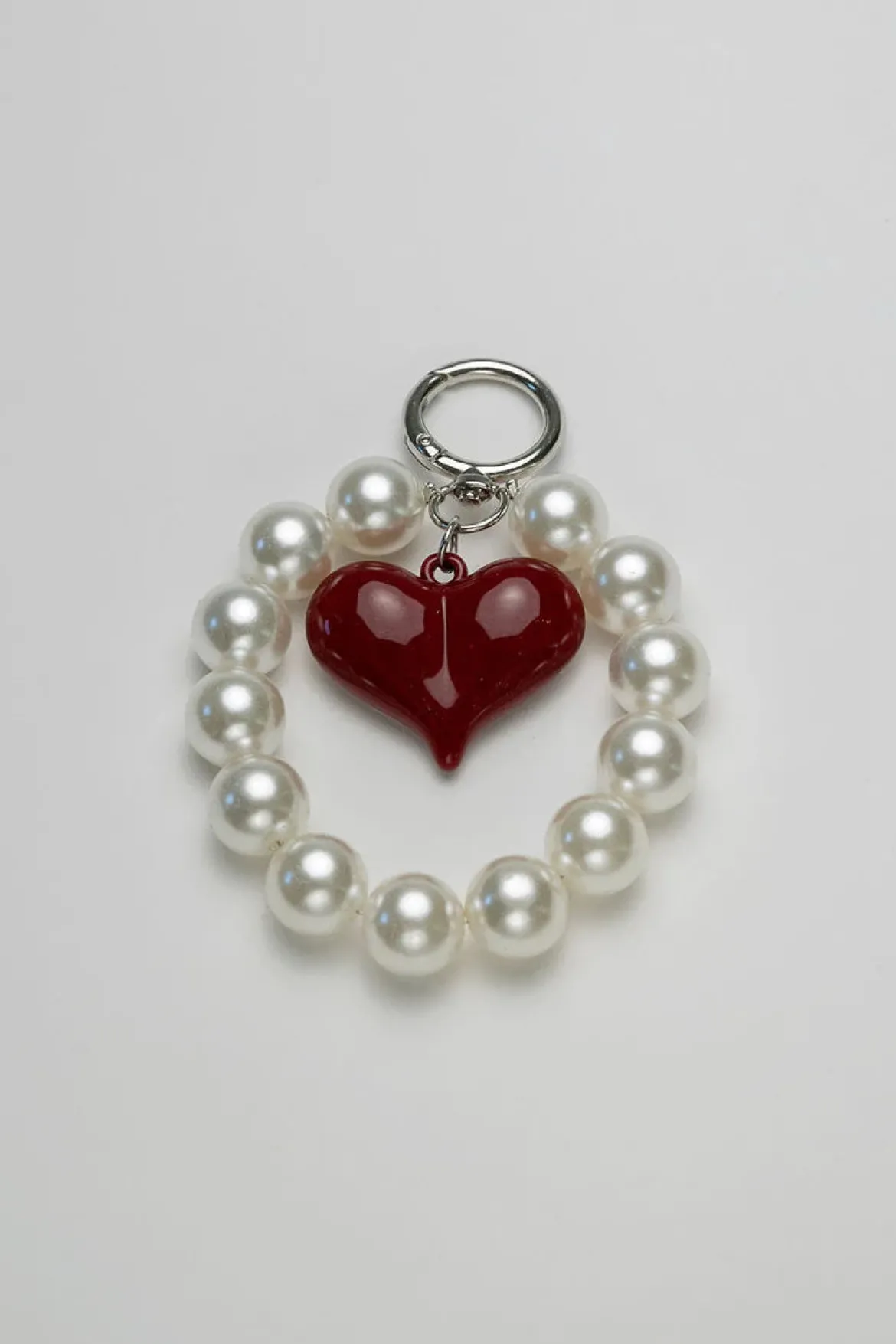 Bow 19 avaimenperä, CHARM PEARL RED Valkopohjainen Kuosi