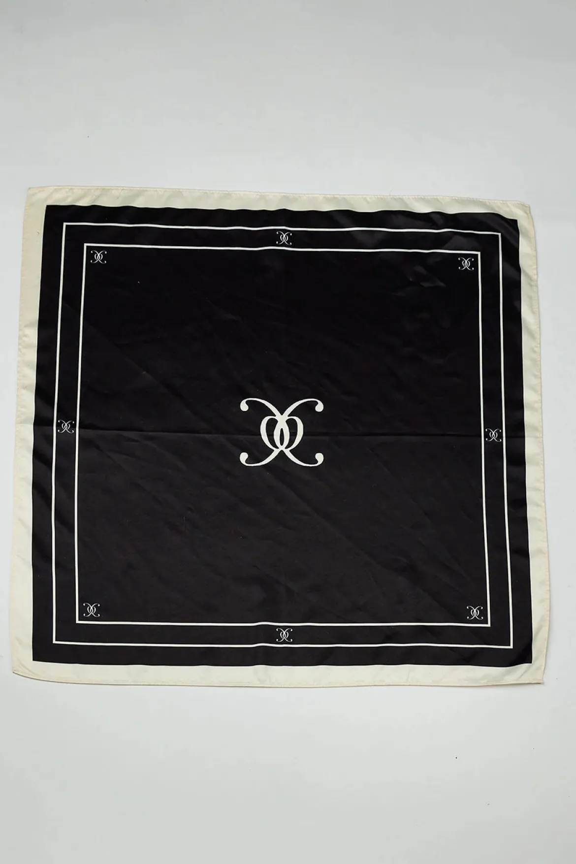 Bow 19 huivi, ELLE SILK SCARF Musta Kuosi