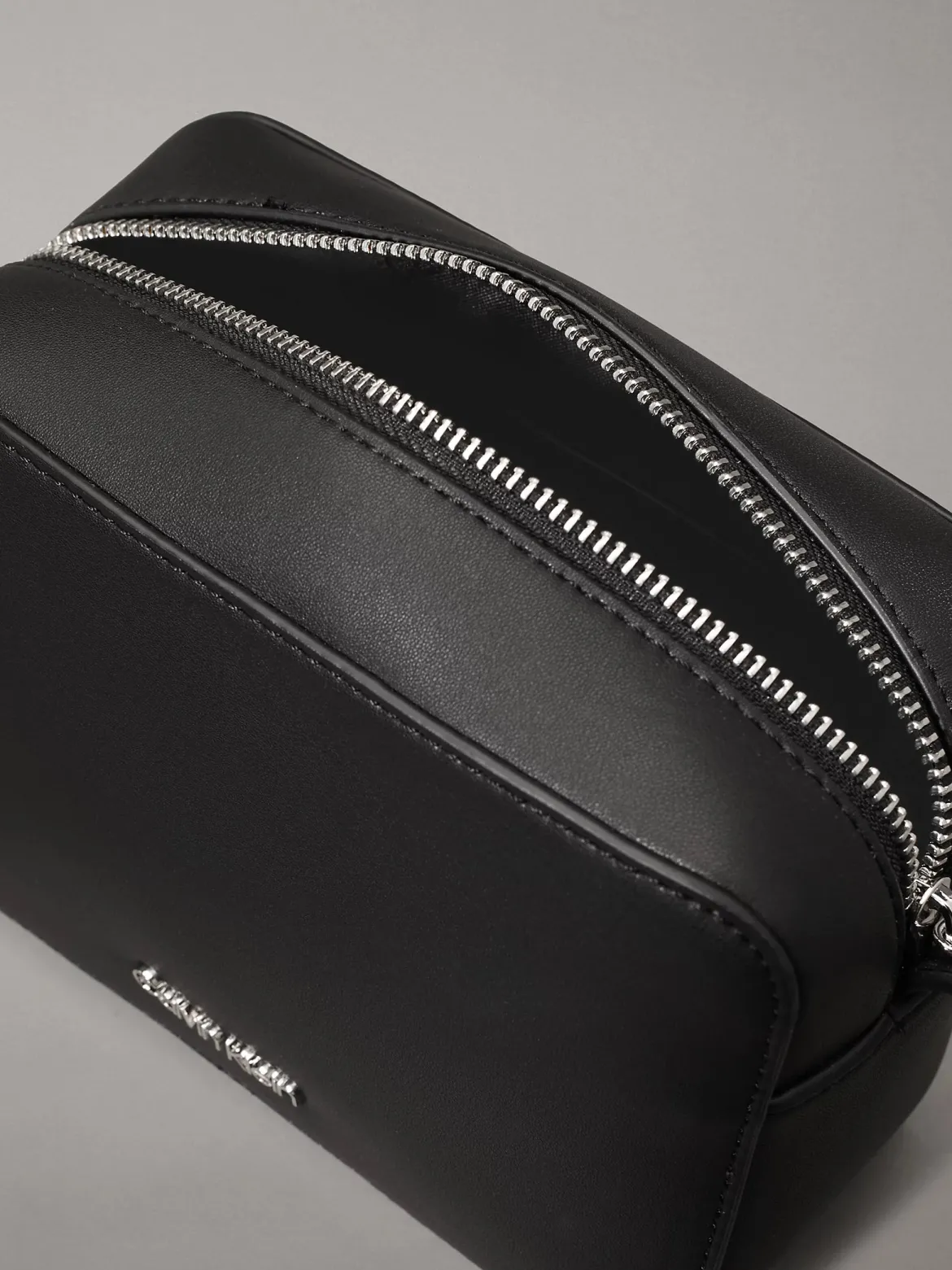 Calvin Klein Accessories laukku CK Must Camera Bag, musta