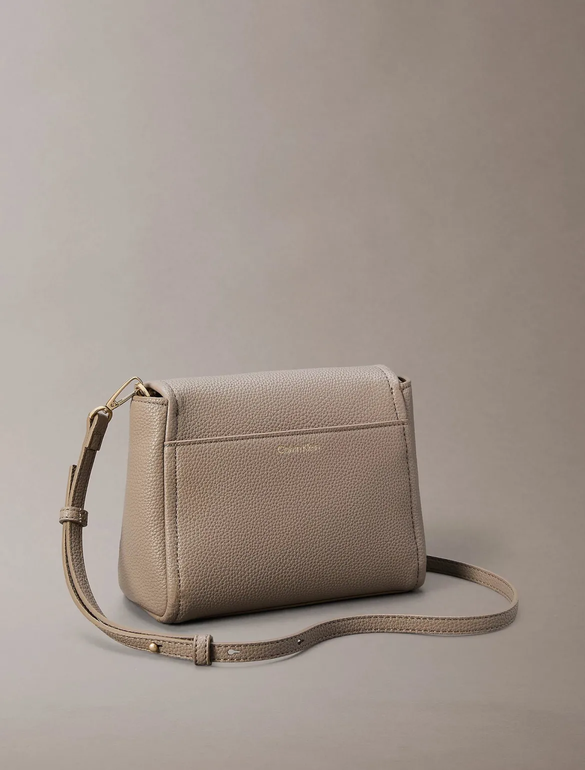 Calvin Klein Accessories naisten laukku K-Emblem HW Pebble Crossbody, vaalea beige
