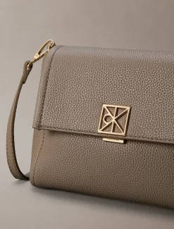 Calvin Klein Accessories naisten laukku K-Emblem HW Pebble Crossbody, vaalea beige