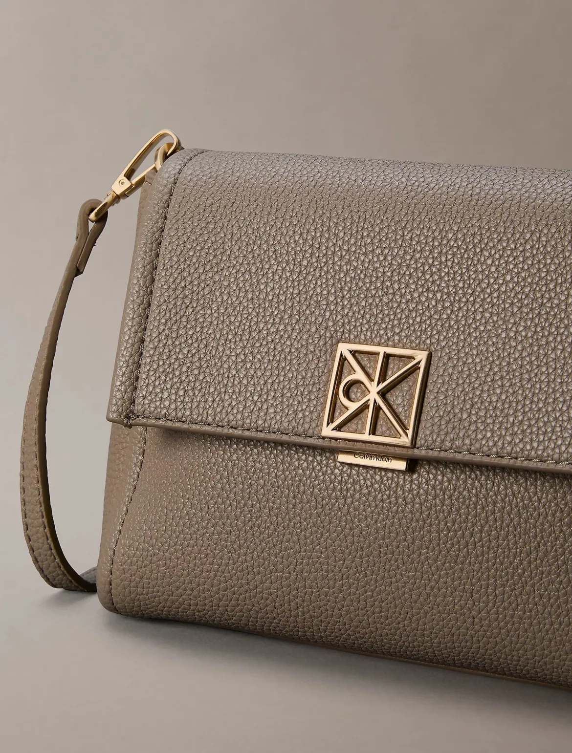 Calvin Klein Accessories naisten laukku K-Emblem HW Pebble Crossbody, vaalea beige