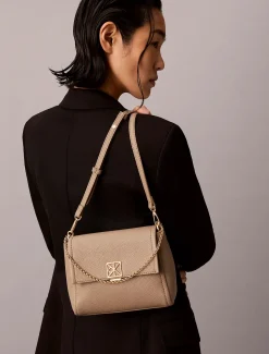Calvin Klein Accessories naisten laukku K-Emblem HW Pebble Crossbody, vaalea beige