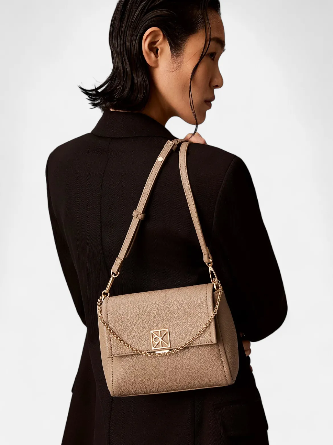Calvin Klein Accessories naisten laukku K-Emblem HW Pebble Crossbody, vaalea beige