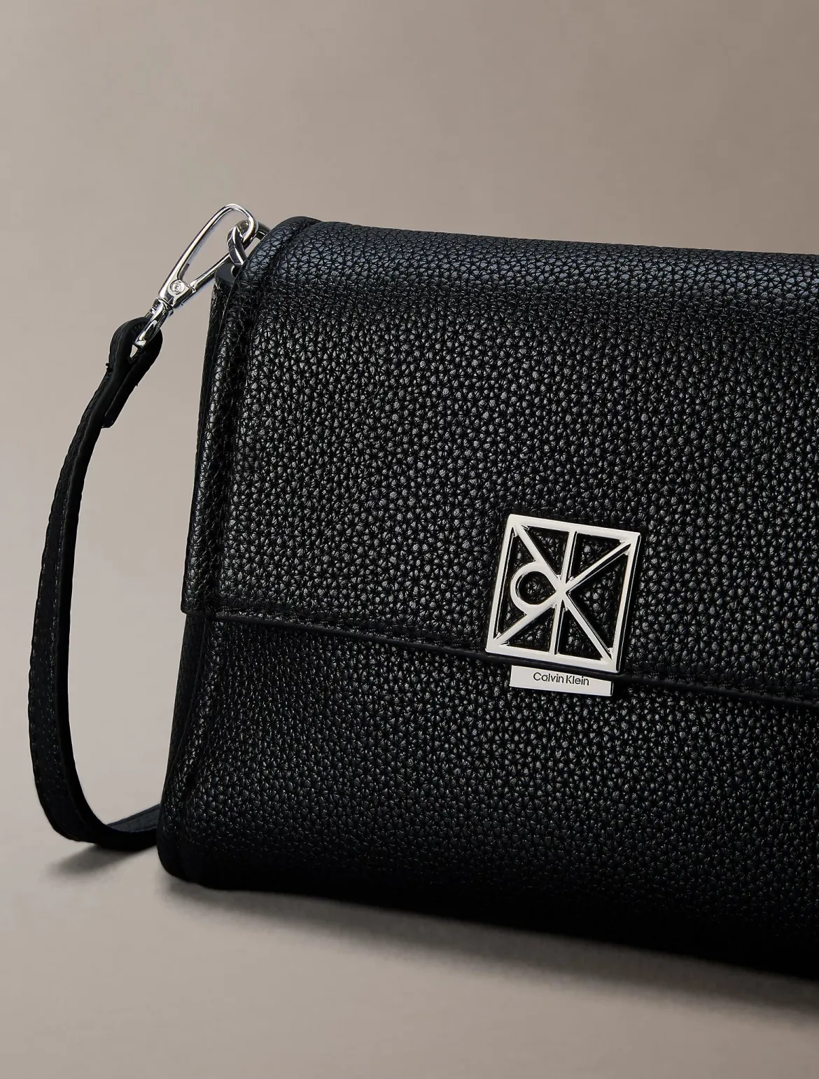 Calvin Klein Accessories naisten laukku K-Emblem HW Pebble Crossbody, musta