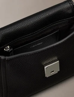 Calvin Klein Accessories naisten laukku K-Emblem HW Pebble Crossbody, musta