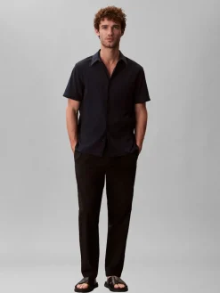 Calvin Klein Menswear miesten paita SS Solid Seersucker Classic Shirt, tummansininen
