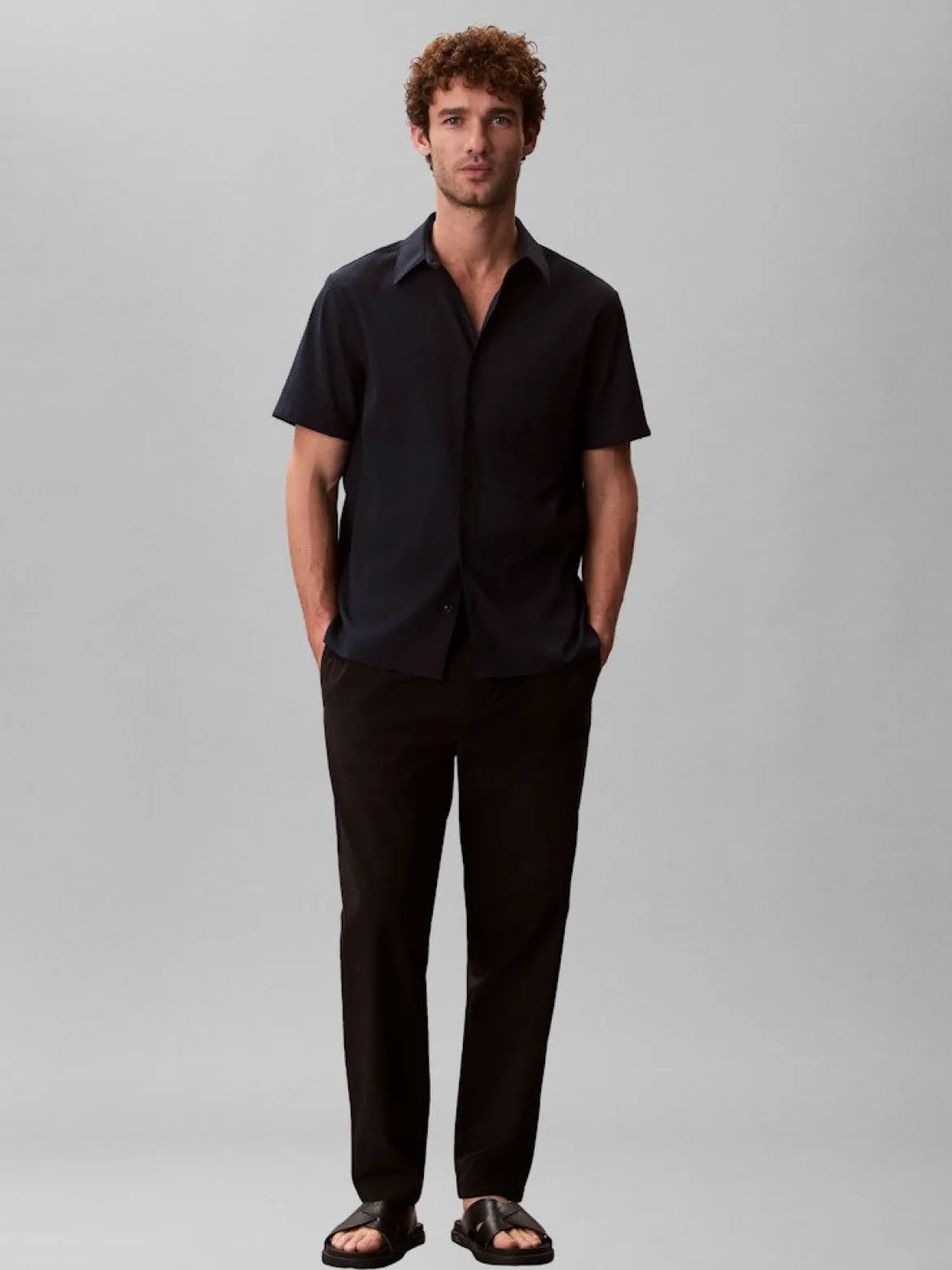 Calvin Klein Menswear miesten paita SS Solid Seersucker Classic Shirt, tummansininen