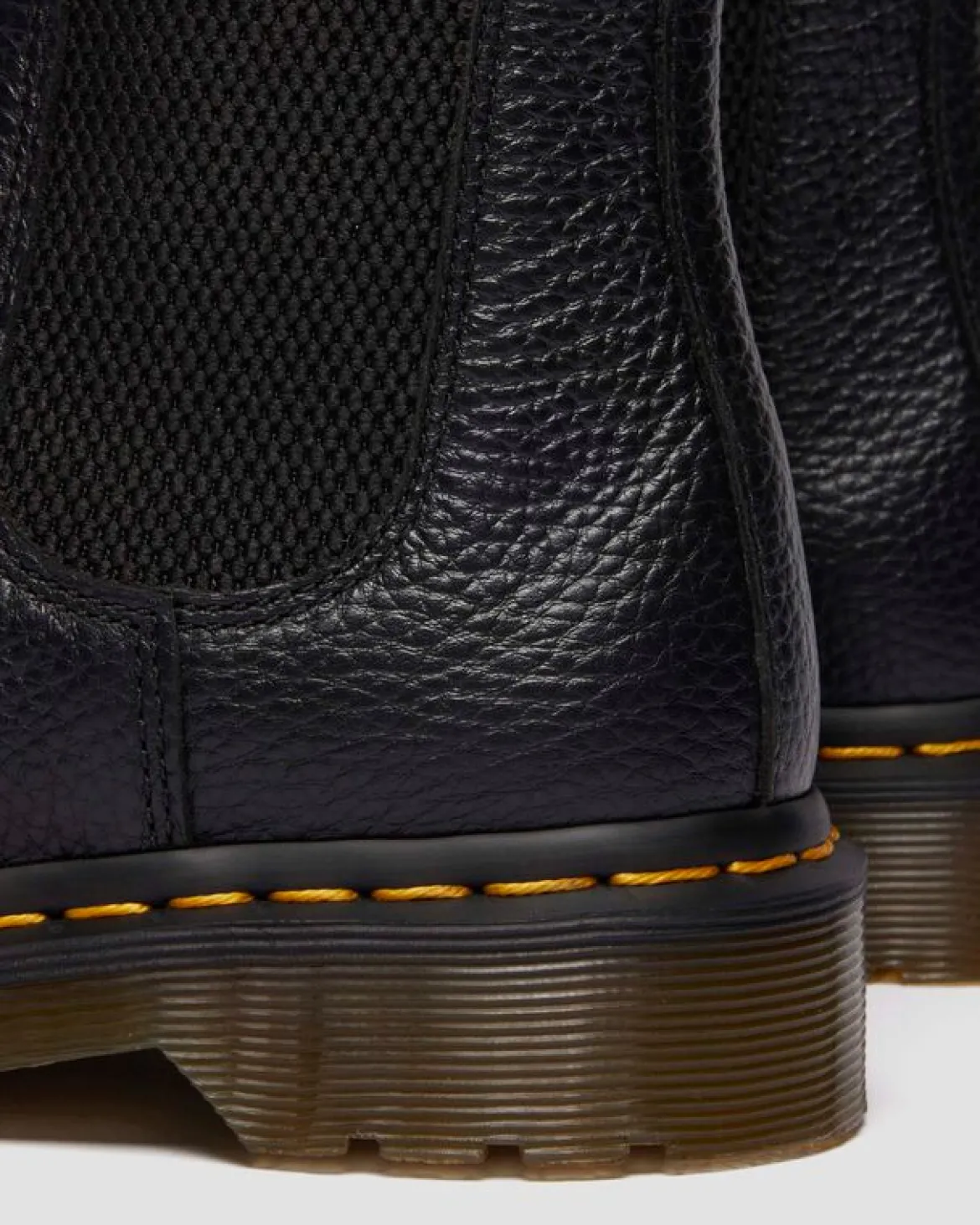 Dr. Martens naisten nilkkurit 2976 Hi Chelsea, musta