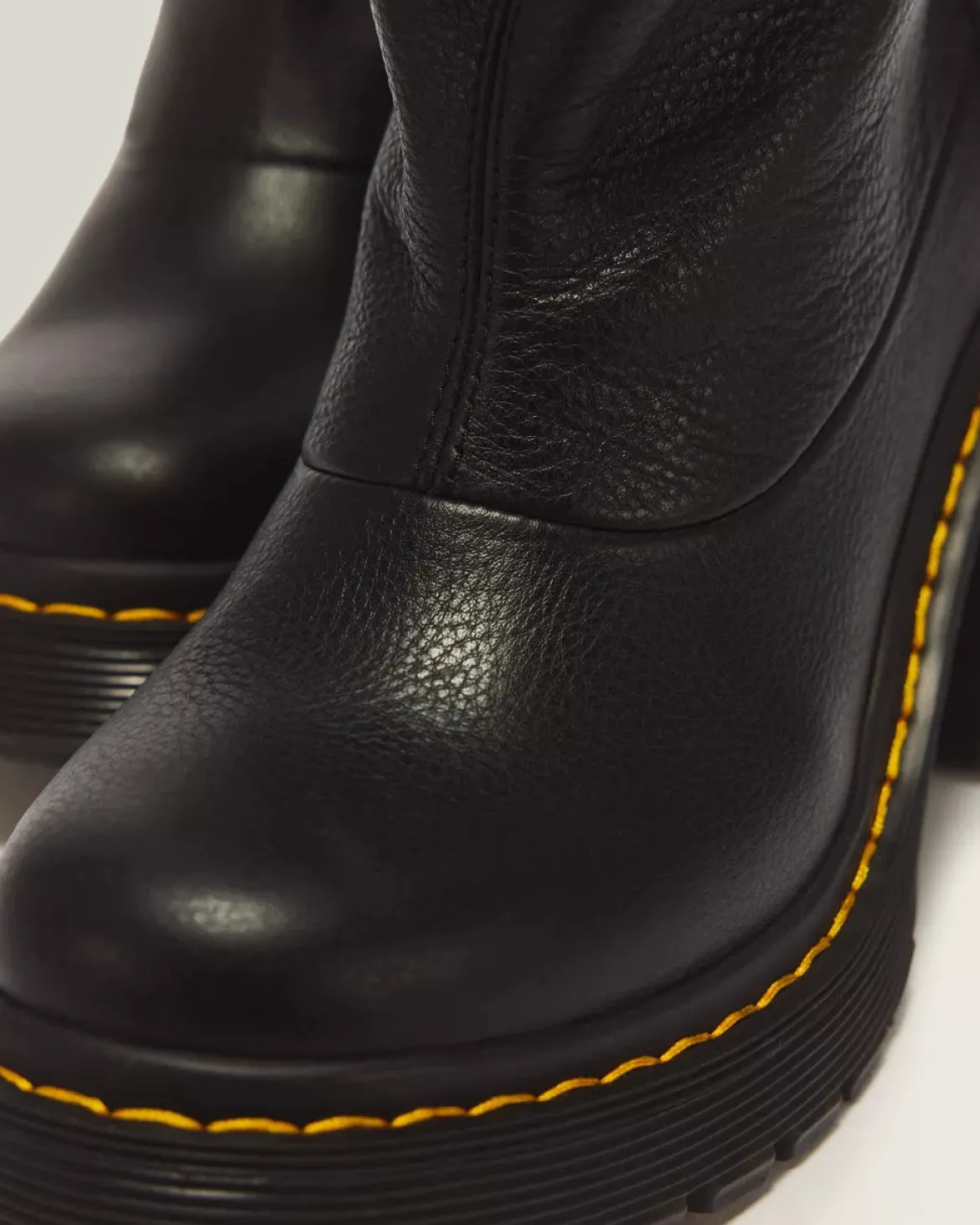 Dr. Martens naisten saappaat Kasey Lo Boot, musta
