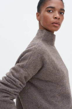 Filippa K naisten neulepusero Mika Yak Funnelneck Sweater, Kaakaonruskea