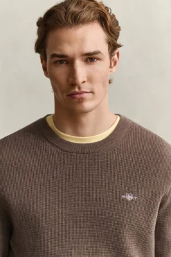 Gant miesten neulepusero Micro Textured Cotton C-Neck, vaaleanruskea