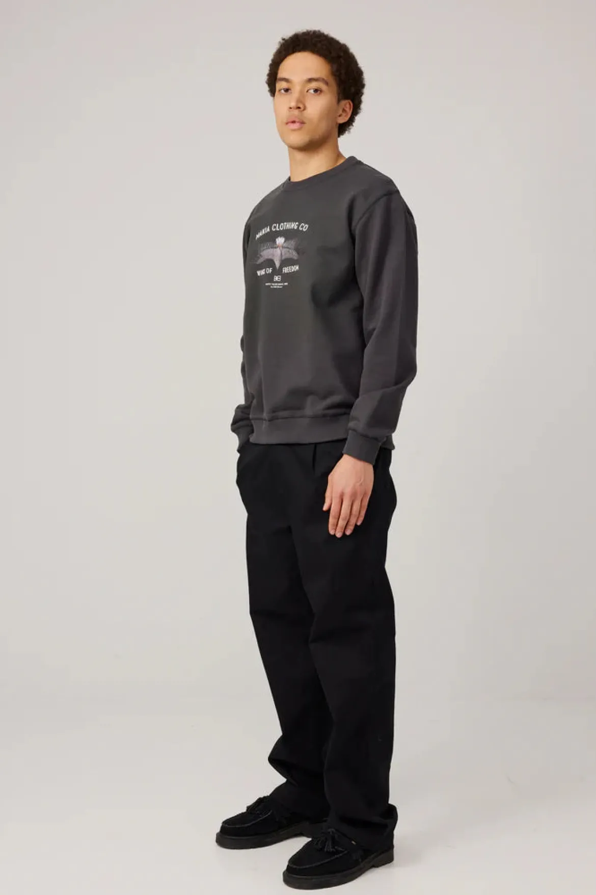 Makia miesten collegepaita Eagle Sweatshirt, hiilenmusta