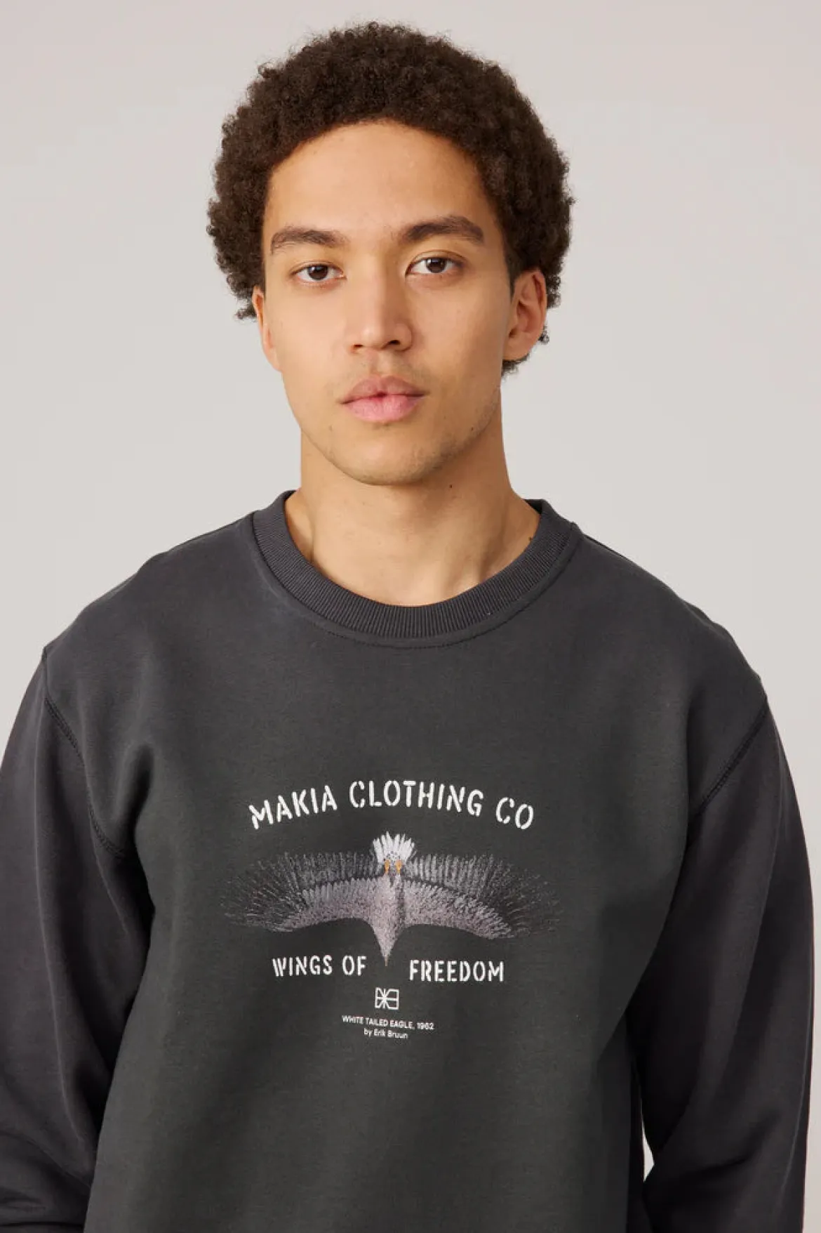 Makia miesten collegepaita Eagle Sweatshirt, hiilenmusta