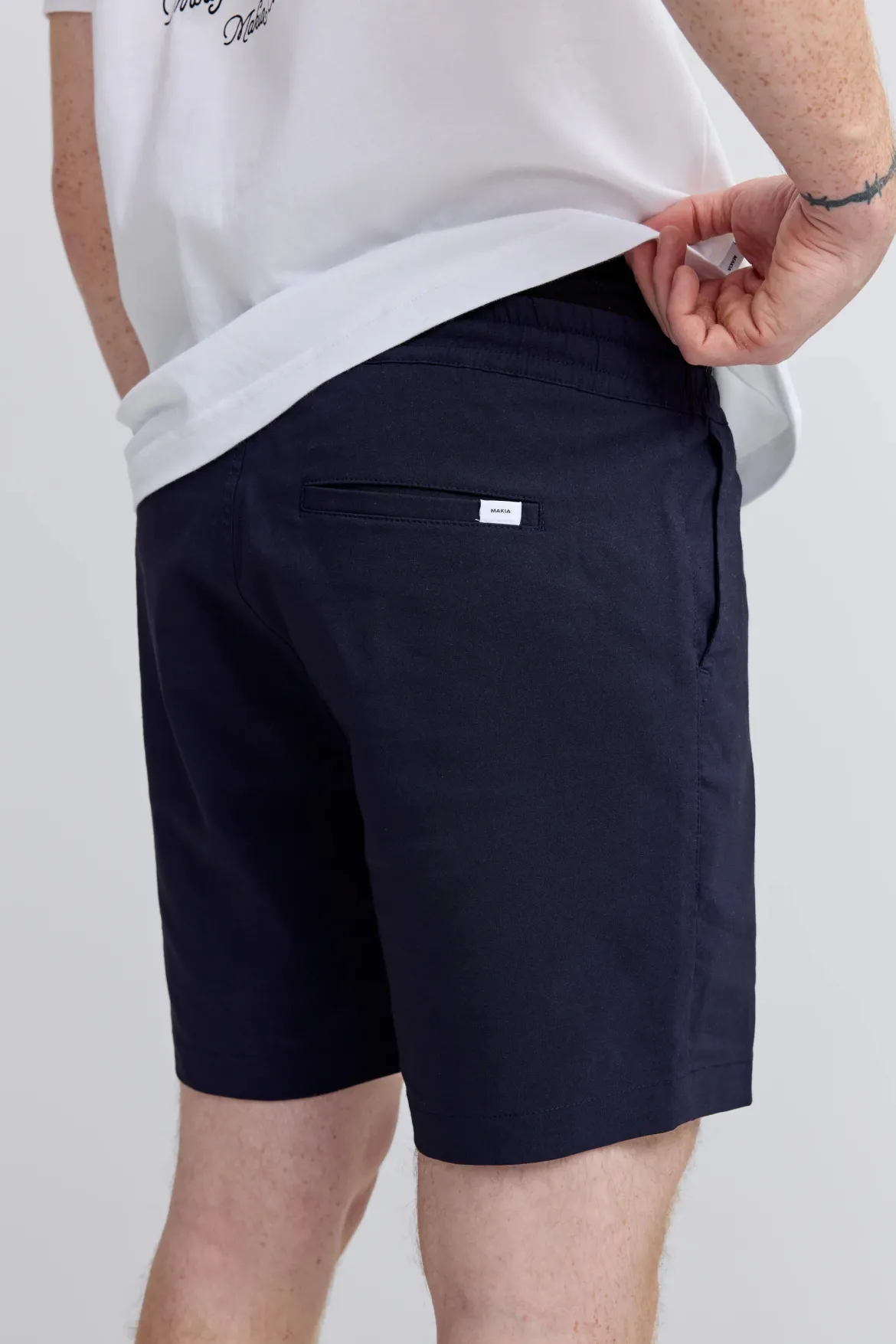 Makia miesten shortsit Shadow Hybrid Shorts, tummansininen