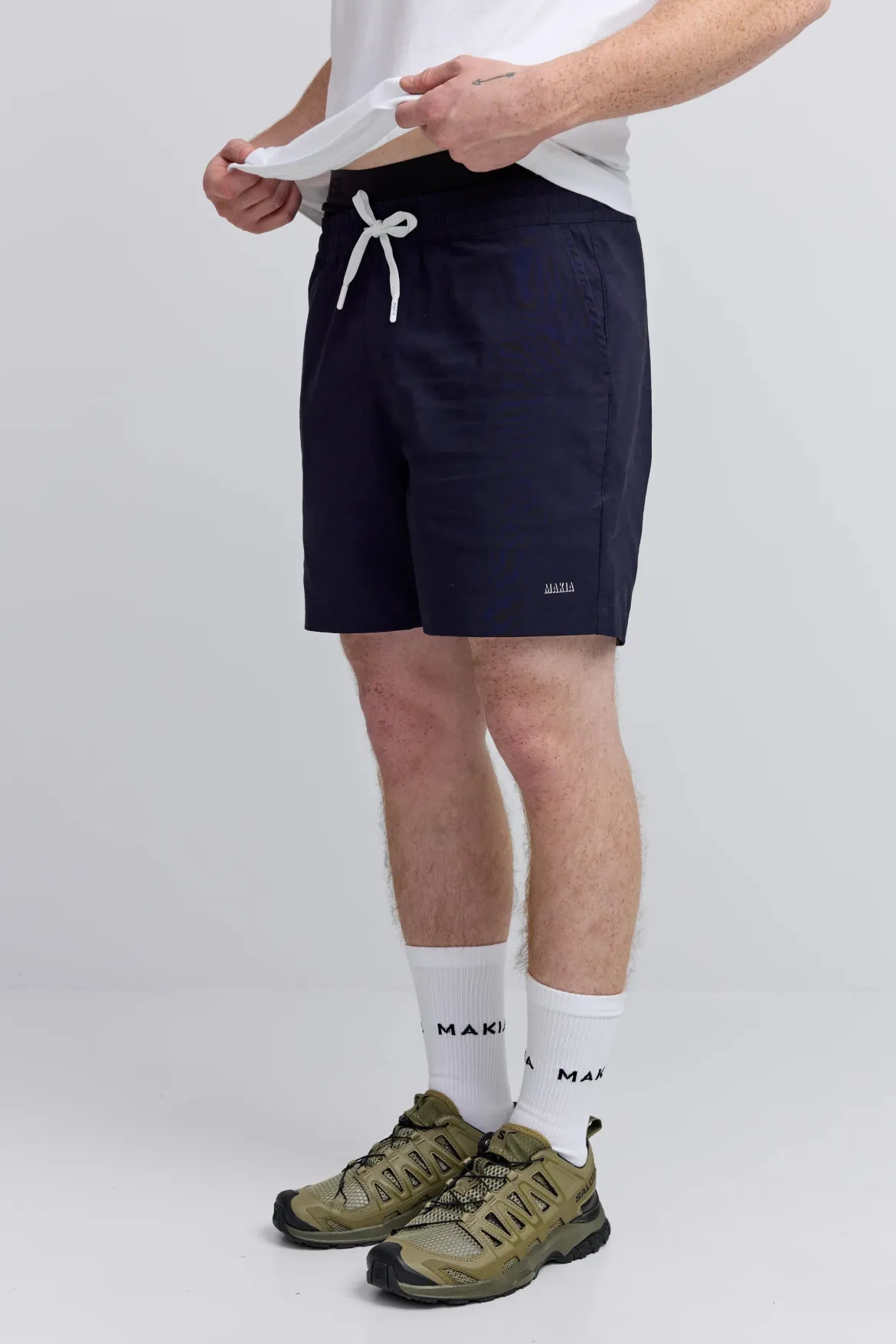 Makia miesten shortsit Shadow Hybrid Shorts, tummansininen