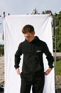 Makia x Sibelius miesten huppari Sibelius Silence Zip Hooded Sweatshirt, musta