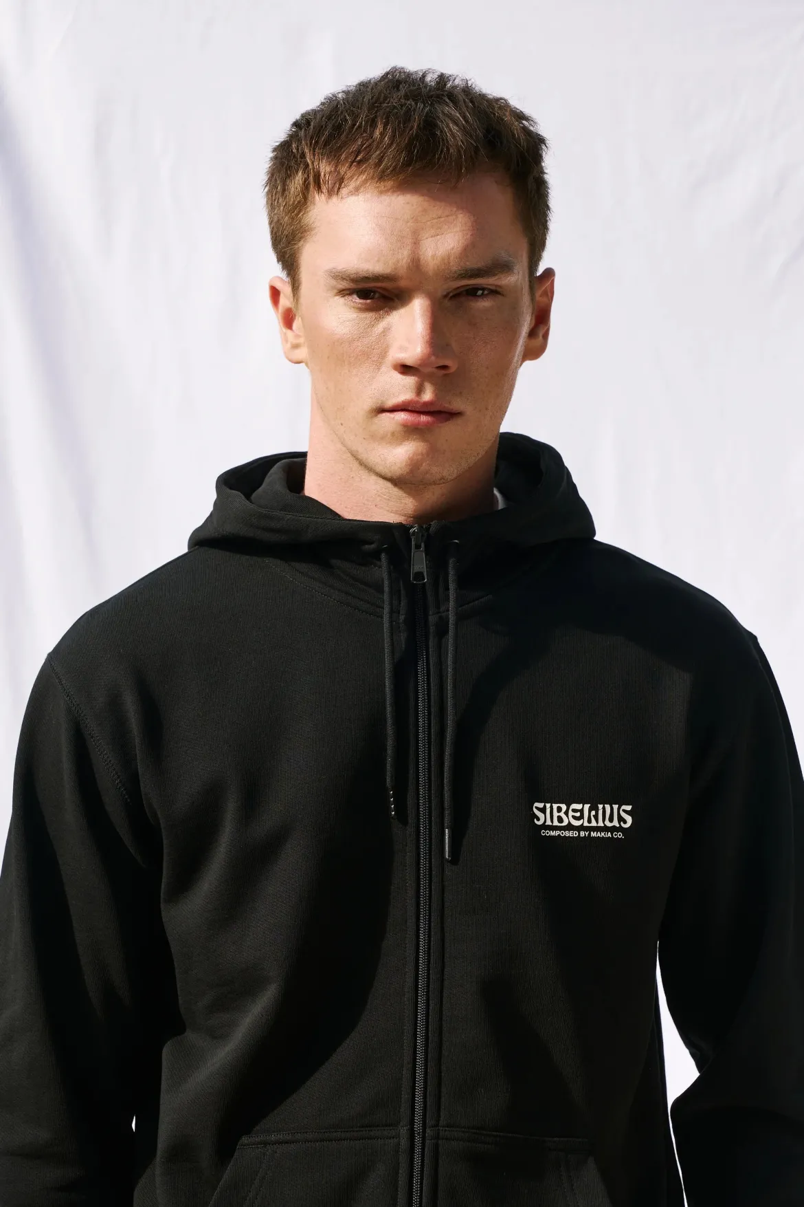 Makia x Sibelius miesten huppari Sibelius Silence Zip Hooded Sweatshirt, musta