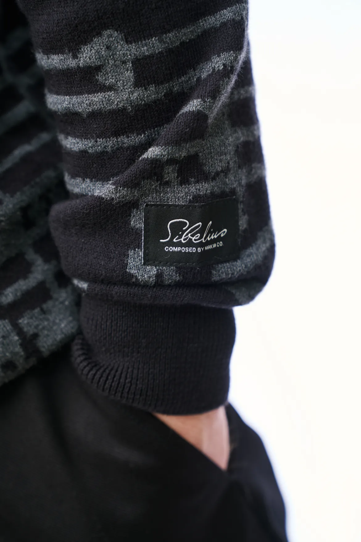 Makia x Sibelius miesten neulepusero Sibelius Note Knit, musta