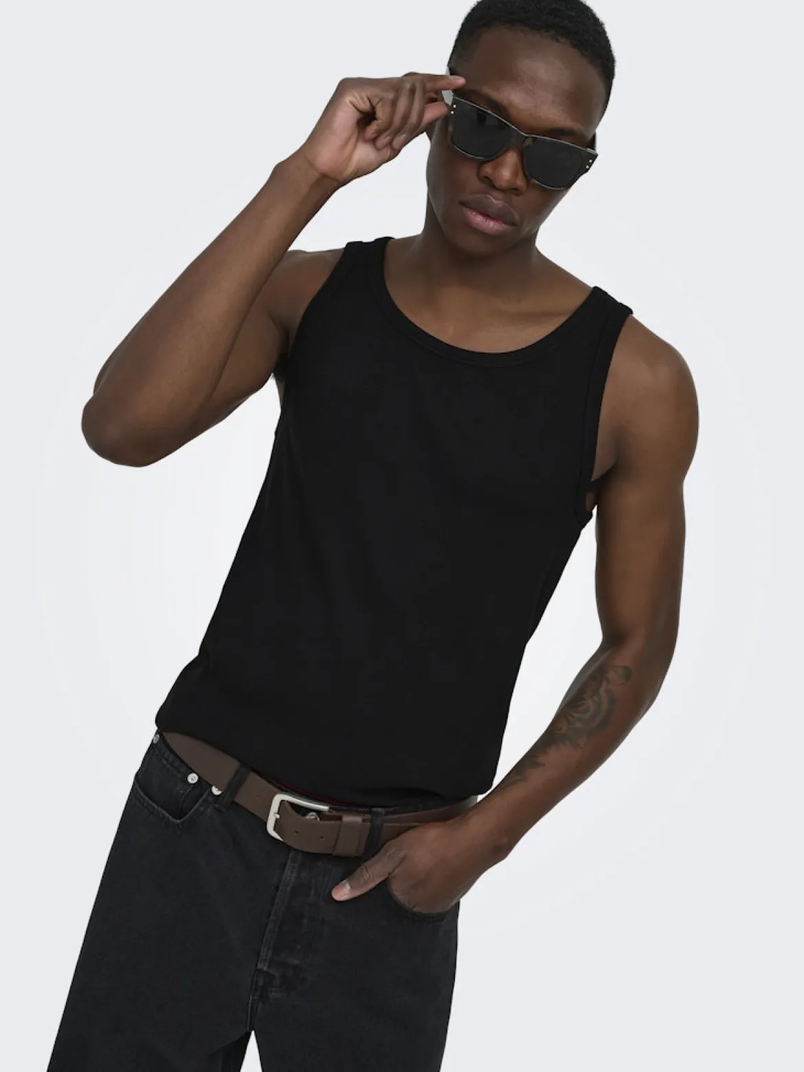 Only & Sons miesten hihaton paita ONSTanner, musta