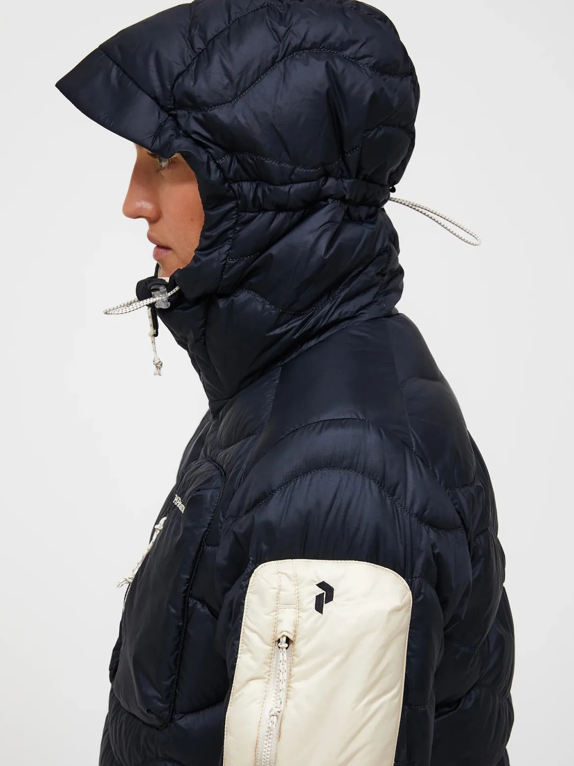 Peak Performance naisten untuvatakki Helium Utility Down Hood Jacket, musta