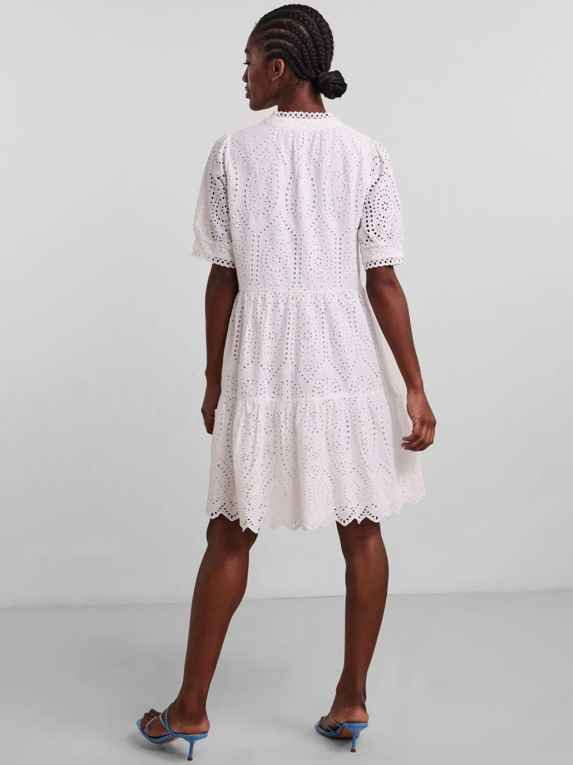 Y.A.S Naisten Minimekko YASHOLI SS DRESS Valkoinen
